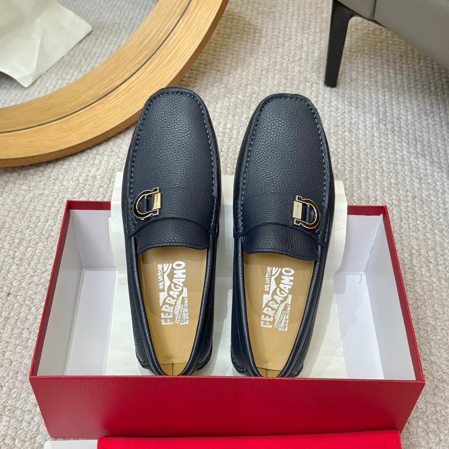 Men's men's shoes 💰420 (Yangli) Ferragamo 〰Ferragamo 2⃣️0⃣️2⃣️5️⃣ New series 👊🏻 Upper 🇮🇹 Italian imported calfskin, original outsole molding. Water-dyed sheepskin lining. The identity of every successful man is set off, and the upper and lower shoes are elegant and stable🚶🏻🚶🏻The high-end custom counter original replica is an eternal classic🔍️Number of codes: 38-46 with counter packaging